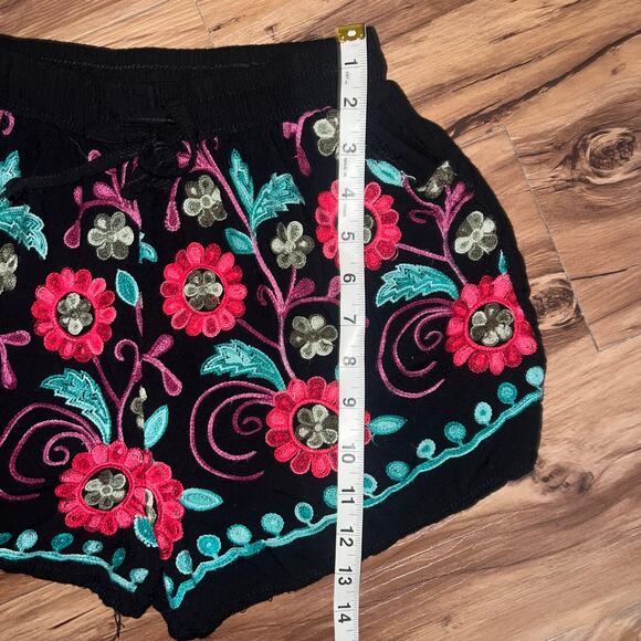 Super Cute Black and Red Floral Print Loose Fitting Shorts Size Small - Picture 7 of 7